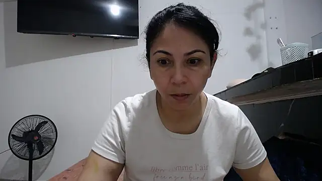 Snapshot of yohacriss chatting on 10.20.25 yohacriss online show from 10.20.25