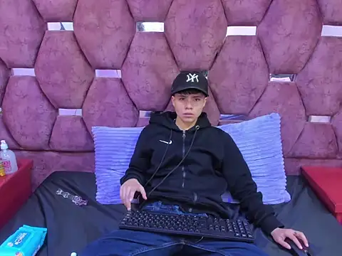 Snapshot of Bruno_Cruzz chatting on 10.14.25 Bruno Cruzz online show from 10.14.25