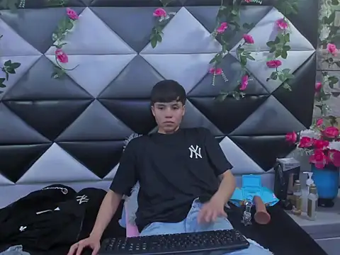 Snapshot of Bruno_Cruzz chatting on 11.08.25 Bruno Cruzz online show from 11.08.25