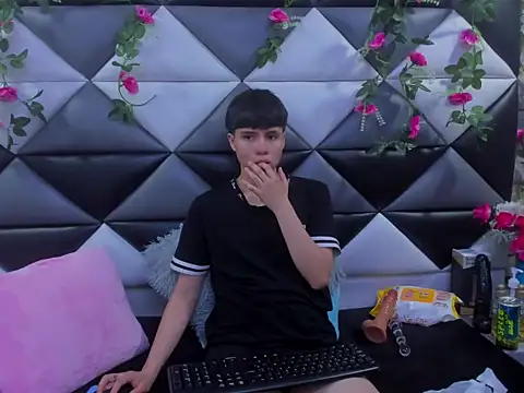 Snapshot of Bruno_Cruzz chatting on 11.10.25 Bruno Cruzz online show from 11.10.25