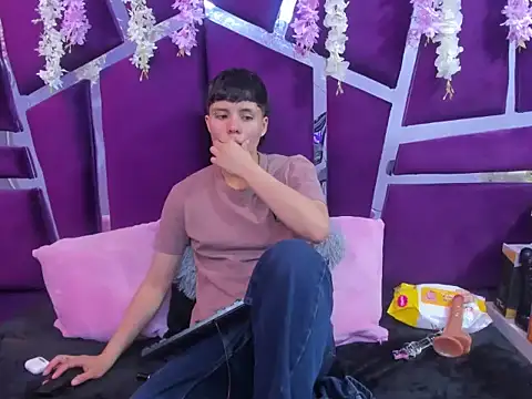 Snapshot of Bruno_Cruzz chatting on 11.15.25 Bruno Cruzz online show from 11.15.25