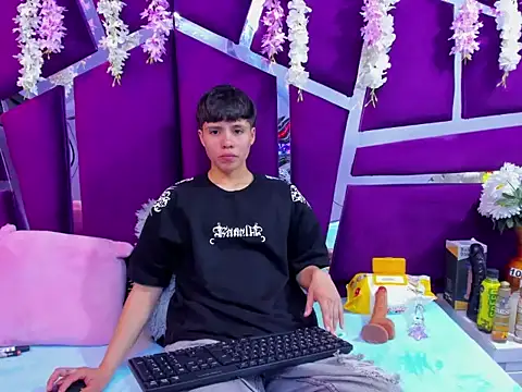 Snapshot of Bruno_Cruzz chatting on 11.19.25 Bruno Cruzz online show from 11.19.25