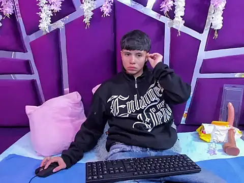 Snapshot of Bruno_Cruzz chatting on 11.23.25 Bruno Cruzz online show from 11.23.25