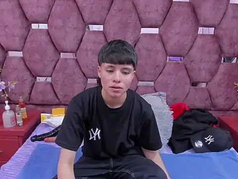 Snapshot of Bruno_Cruzz chatting on 12.05.25 Bruno Cruzz online show from 12.05.25