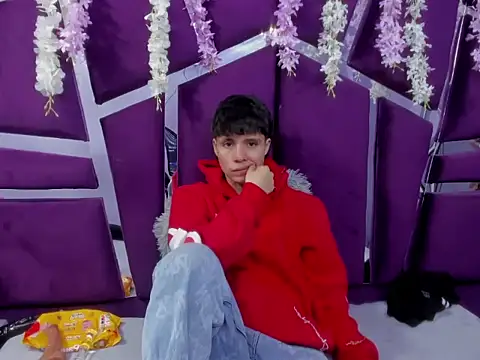 Snapshot of Bruno_Cruzz chatting on 12.20.25 Bruno Cruzz online show from 12.20.25