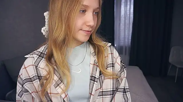 Snapshot of EarnestineGyllenband chatting on 10.31.25 EarnestineGyllenband online show from 10.31.25