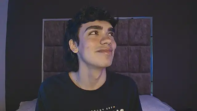 Snapshot of JoeCollins_ chatting on 11.04.25 JoeCollins online show from 11.04.25