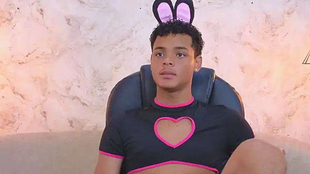 Valentino Thompson online show from 09.30.25