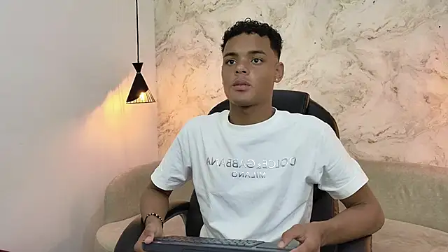 Valentino Thompson online show from 10.01.25