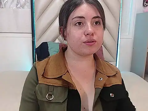 Snapshot of Vicluxxx chatting on 10.27.25 Vicluxxx online show from 10.27.25