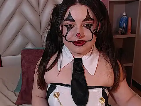 Snapshot of Vicluxxx chatting on 10.31.25 Vicluxxx online show from 10.31.25