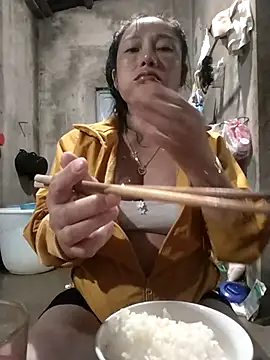 Snapshot of soope-00 chatting on 10.24.25 soope-00 online show from 10.24.25