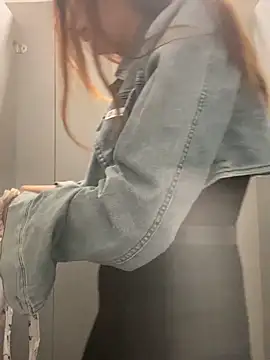 Snapshot of xixi_28 chatting on 10.31.25 xixi 28 online show from 10.31.25