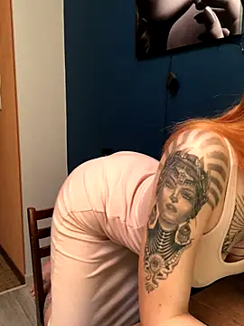 Snapshot of Amore_Mia_ chatting on 10.22.25 Amore Mia online show from 10.22.25