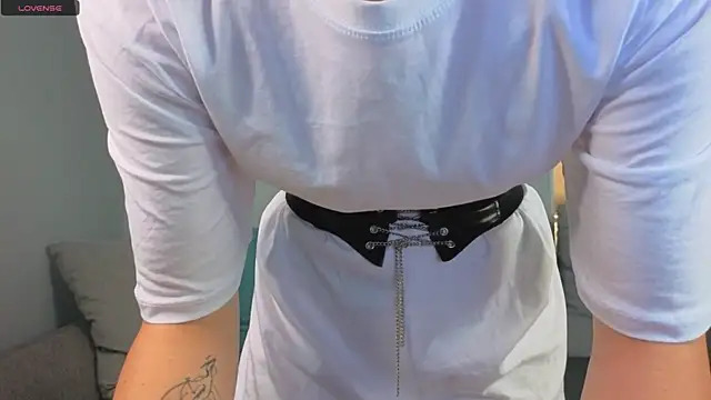 Snapshot of JuliannaWenger chatting on 10.25.25 JuliannaWenger online show from 10.25.25