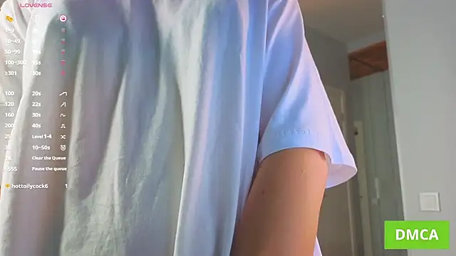 Snapshot of JuliannaWenger chatting on 10.29.25 JuliannaWenger online show from 10.29.25