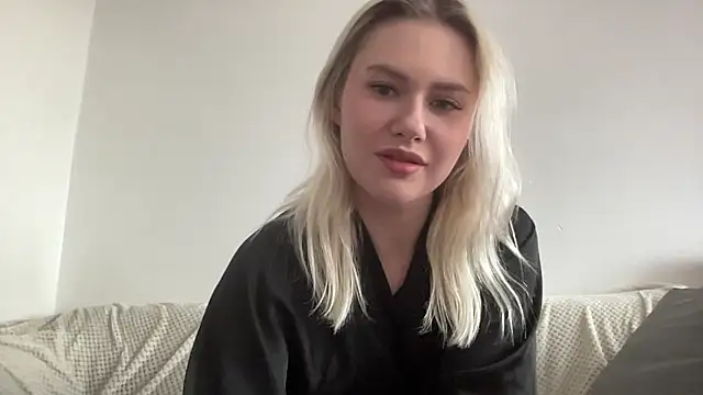 Snapshot of ElaraLuxxxe chatting on 10.28.25 ElaraLuxxxe online show from 10.28.25