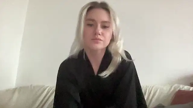 Snapshot of ElaraLuxxxe chatting on 11.04.25 ElaraLuxxxe online show from 11.04.25