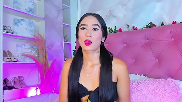 Snapshot of Nicolqueen_ chatting on 11.05.25 Nicolqueen online show from 11.05.25