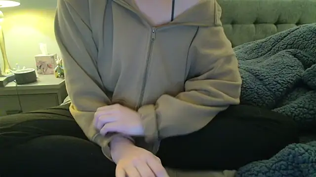 Snapshot of ariawoods chatting on 12.16.24 ariawoods online show from 12.16.24