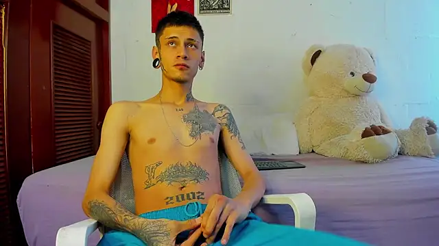 Snapshot of cold_snow013 chatting on 10.19.25 cold snow013 online show from 10.19.25