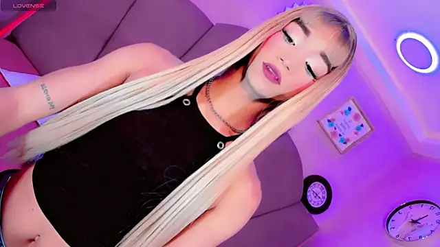 Snapshot of Nauthy_girl chatting on 10.13.25 Nauthy girl online show from 10.13.25