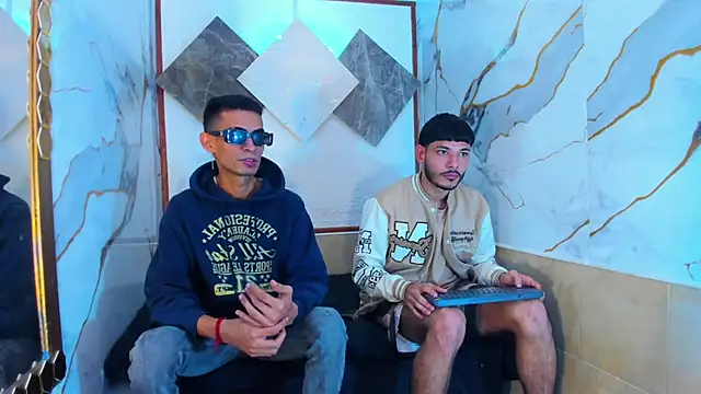 Snapshot of Golldens_Dreamss chatting on 10.15.25 Golldens Dreamss online show from 10.15.25