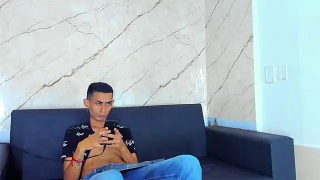 Snapshot of Golldens_Dreamss chatting on 10.17.25 Golldens Dreamss online show from 10.17.25