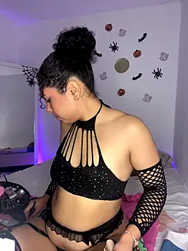 Snapshot of ViolettaMiller_ chatting on 10.31.25 ViolettaMiller online show from 10.31.25