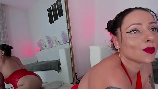 Snapshot of HoneyKissy chatting on 10.31.25 HoneyKissy online show from 10.31.25