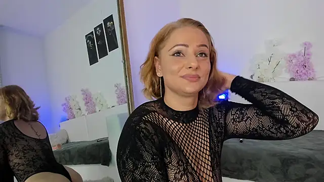 Snapshot of HoneyKissy chatting on 11.08.25 HoneyKissy online show from 11.08.25