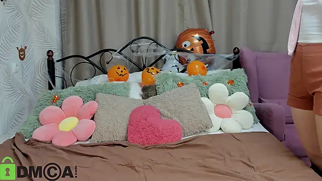 Snapshot of Agnes_Passero chatting on 10.29.25 Agnes Passero online show from 10.29.25