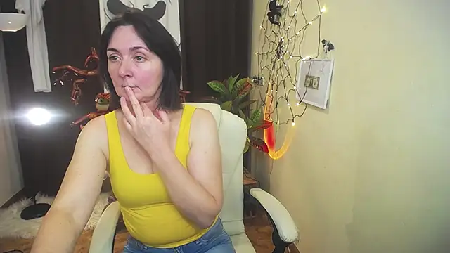 Snapshot of VivianGuchih chatting on 10.18.25 VivianGuchih online show from 10.18.25