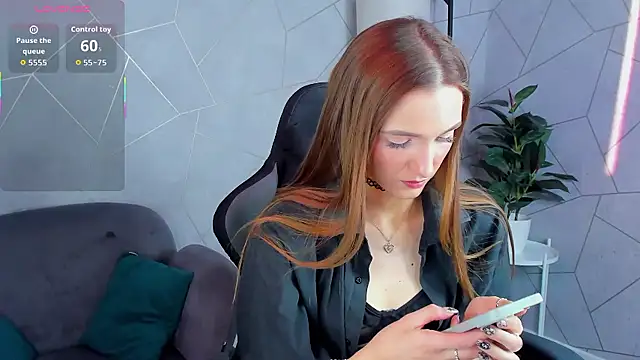 Snapshot of Alisha_Green chatting on 10.15.25 Alisha Green online show from 10.15.25