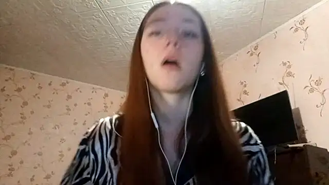 Snapshot of Sophiecuttie chatting on 09.17.25 Sophiecuttie online show from 09.17.25