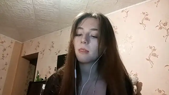 Snapshot of Sophiecuttie chatting on 09.24.25 Sophiecuttie online show from 09.24.25