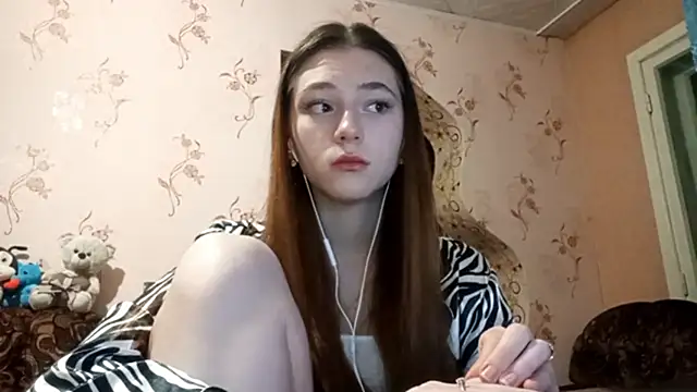 Snapshot of Sophiecuttie chatting on 09.30.25 Sophiecuttie online show from 09.30.25