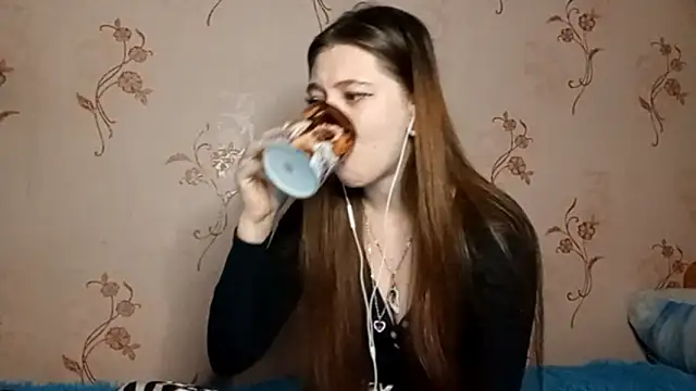 Snapshot of Sophiecuttie chatting on 10.04.25 Sophiecuttie online show from 10.04.25