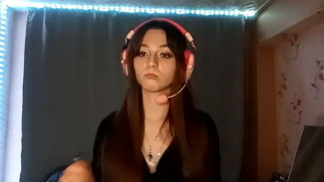 Snapshot of Sophiecuttie chatting on 10.10.25 Sophiecuttie online show from 10.10.25