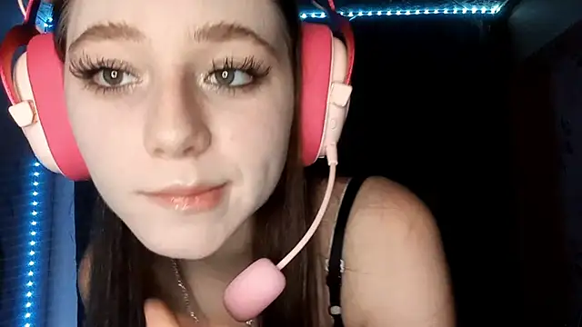 Snapshot of Sophiecuttie chatting on 10.11.25 Sophiecuttie online show from 10.11.25