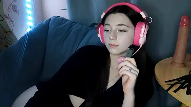 Snapshot of Sophiecuttie chatting on 10.29.25 Sophiecuttie online show from 10.29.25