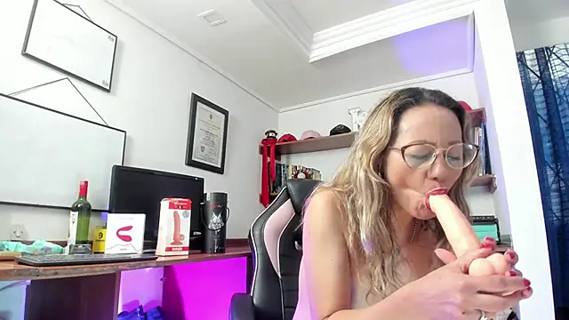 Snapshot of GretaVoss_ chatting on 10.17.25 GretaVoss online show from 10.17.25