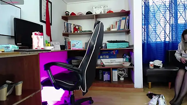 Snapshot of GretaVoss_ chatting on 10.27.25 GretaVoss online show from 10.27.25