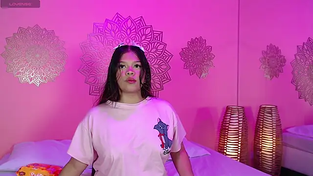 Snapshot of HatsaJones chatting on 10.04.25 HatsaJones online show from 10.04.25