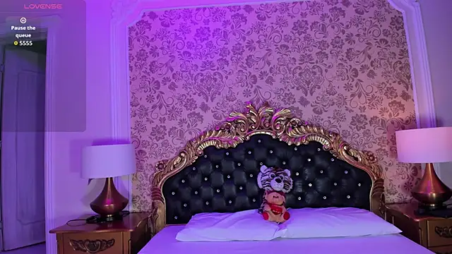 Snapshot of HatsaJones chatting on 10.22.25 HatsaJones online show from 10.22.25