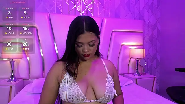 Snapshot of HatsaJones chatting on 11.04.25 HatsaJones online show from 11.04.25