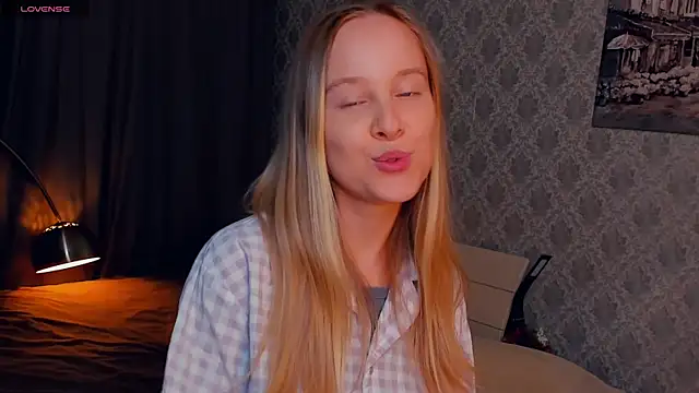 Snapshot of SoonMoor chatting on 09.30.25 SoonMoor online show from 09.30.25