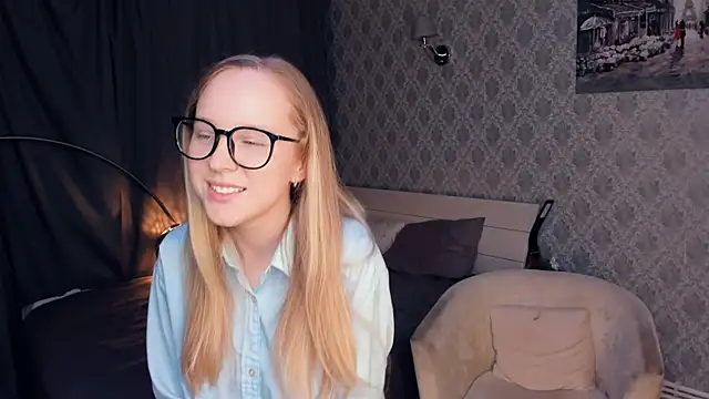 Snapshot of SoonMoor chatting on 10.09.25 SoonMoor online show from 10.09.25