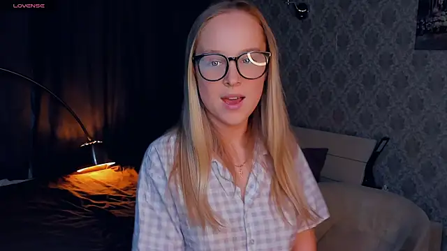 Snapshot of SoonMoor chatting on 10.10.25 SoonMoor online show from 10.10.25