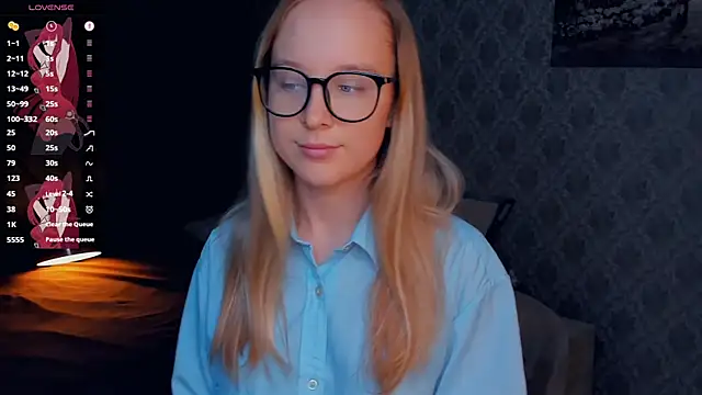 Snapshot of SoonMoor chatting on 10.12.25 SoonMoor online show from 10.12.25